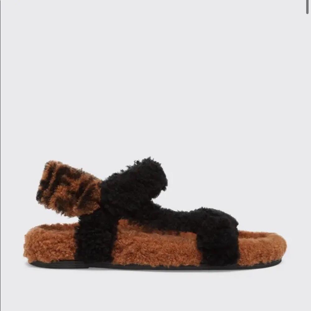New Fendi cozy sandals in dyed sheep shearling 
Flat heel, size 9.